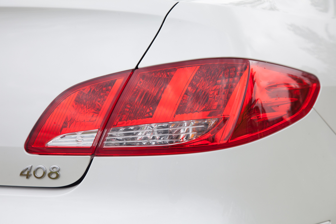 PEUGEOT 408